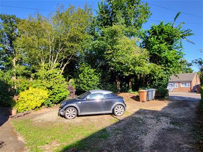 LARGE FRONT GARDEN & DRIVEWAY